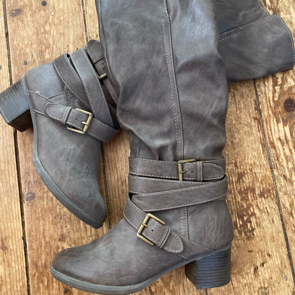 Women’s boots size 8.5
